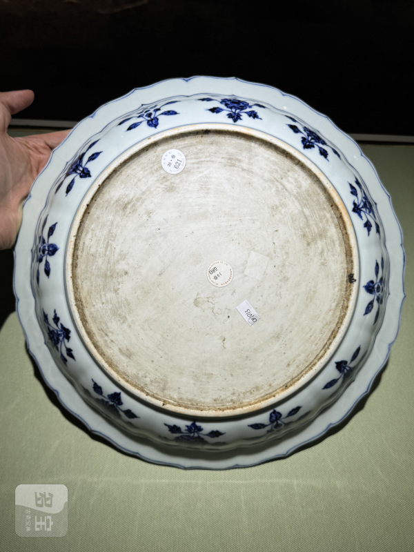 明永乐 青花缠枝四季花卉折沿海浪菱口盘 - 图24